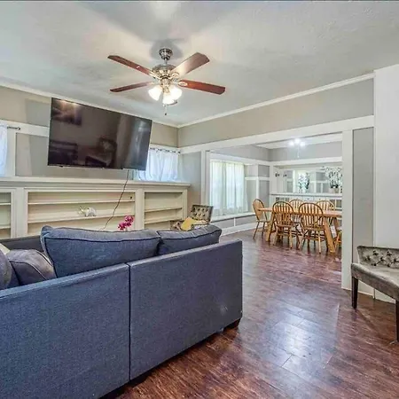 2 King Beds! Fantastic Stylish Bungalow Home!